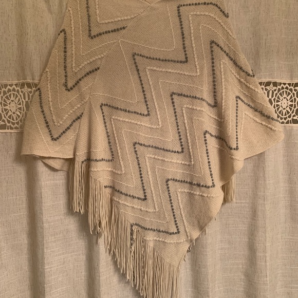 Cream poncho - Picture 2 of 4